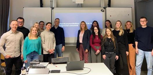 Im Rahmen des Spezialisierungsmoduls Unternehmenskommunikation besuchte Ingo Leßmann, Managing Director bei der SKM Consultants GmbH, am 27. November 2024 die Studierenden des Masterstudiengangs Kommunikations-, Multimedia- und Marktmanagement (MKM) an der Hochschule Düsseldorf.